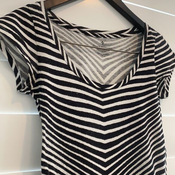 Club Monaco zebra print scoop neck tee. Size Small - Picture 5 of 7
